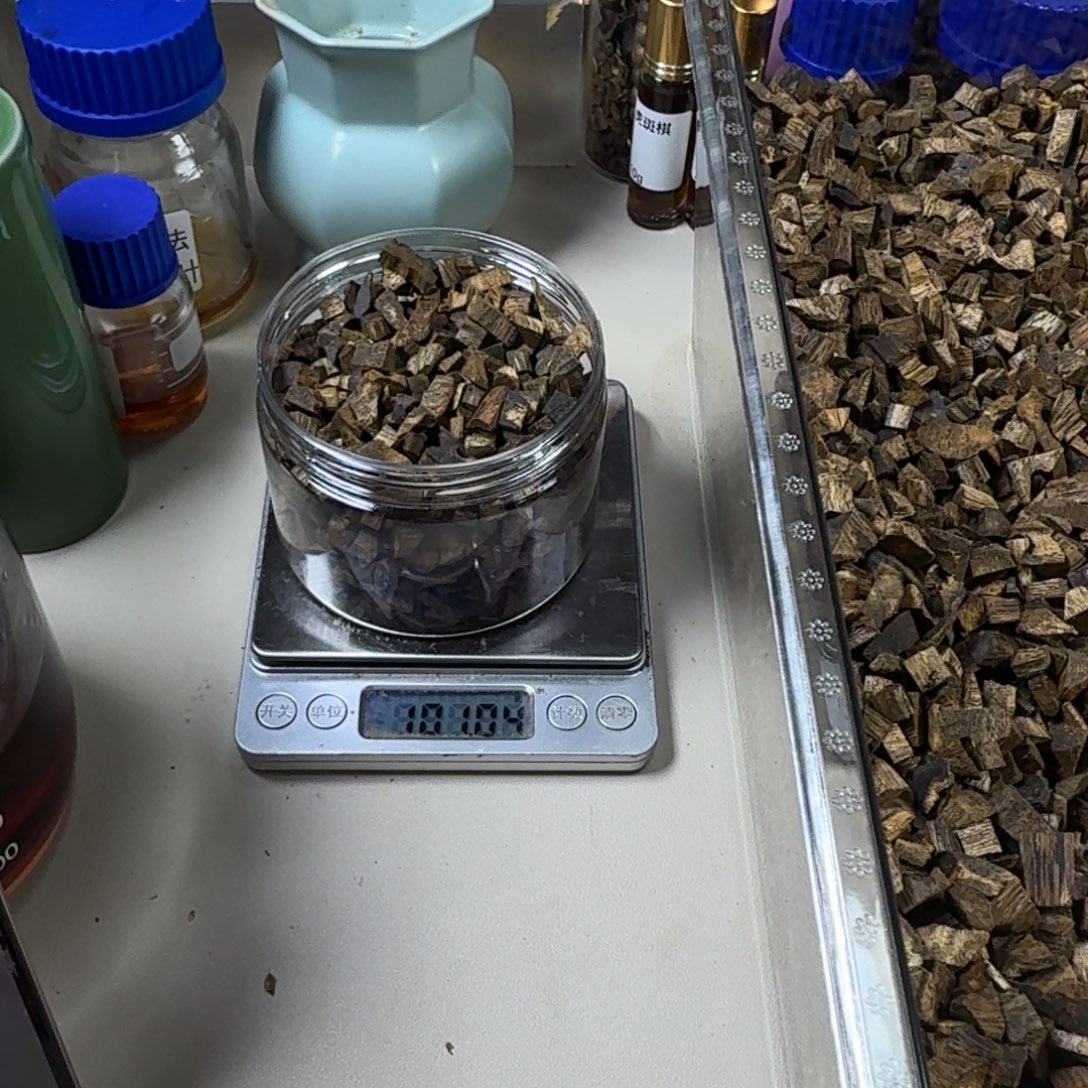 沉香碎屑沉香绿奇楠蓝宝石米粒101g