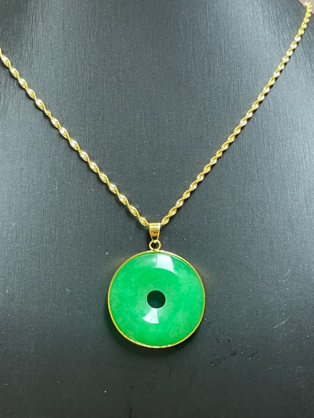 翠绿色平安扣吊坠