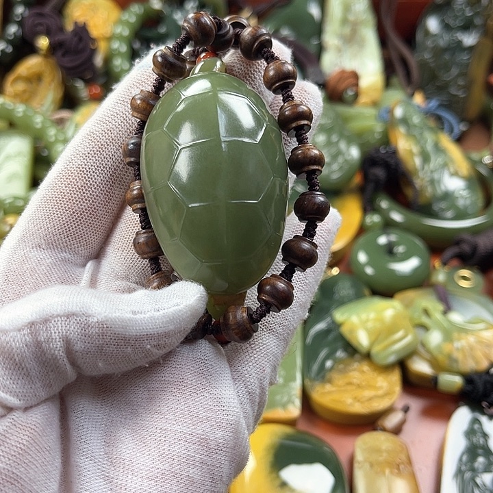 岫岩老玉（透闪石质玉）颈饰未镶嵌徽**人