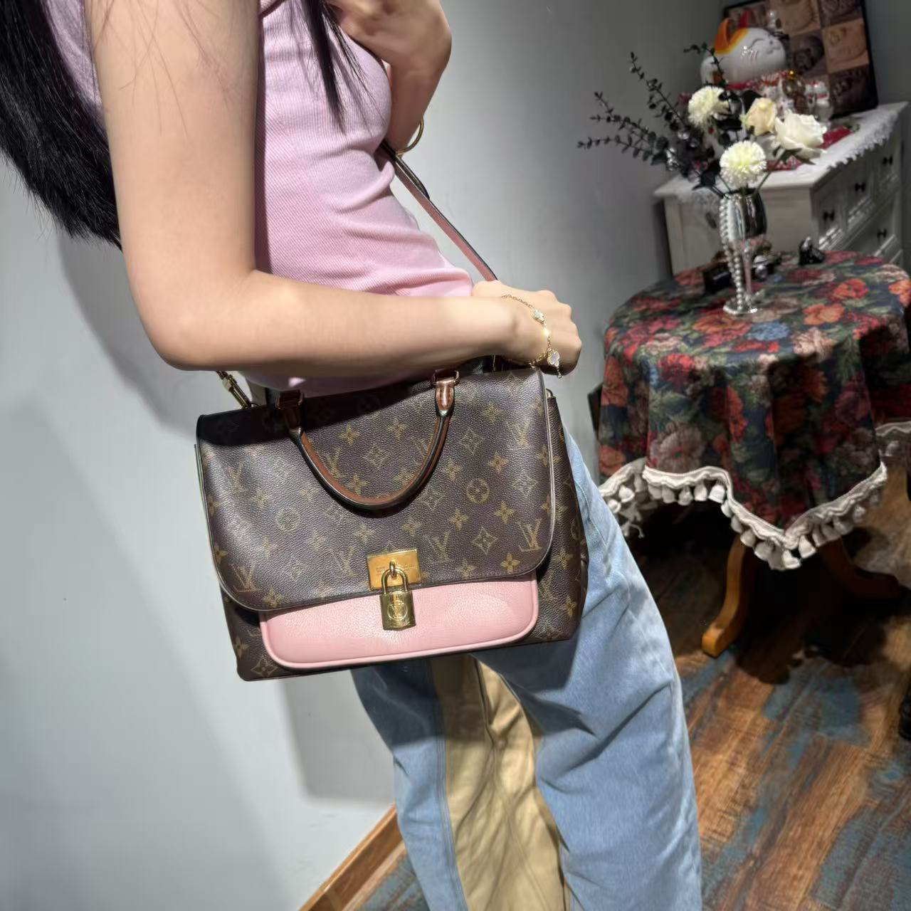 95新 LouisVuitton/路易威登 Lv粉色锁头老花邮差包斜挎博