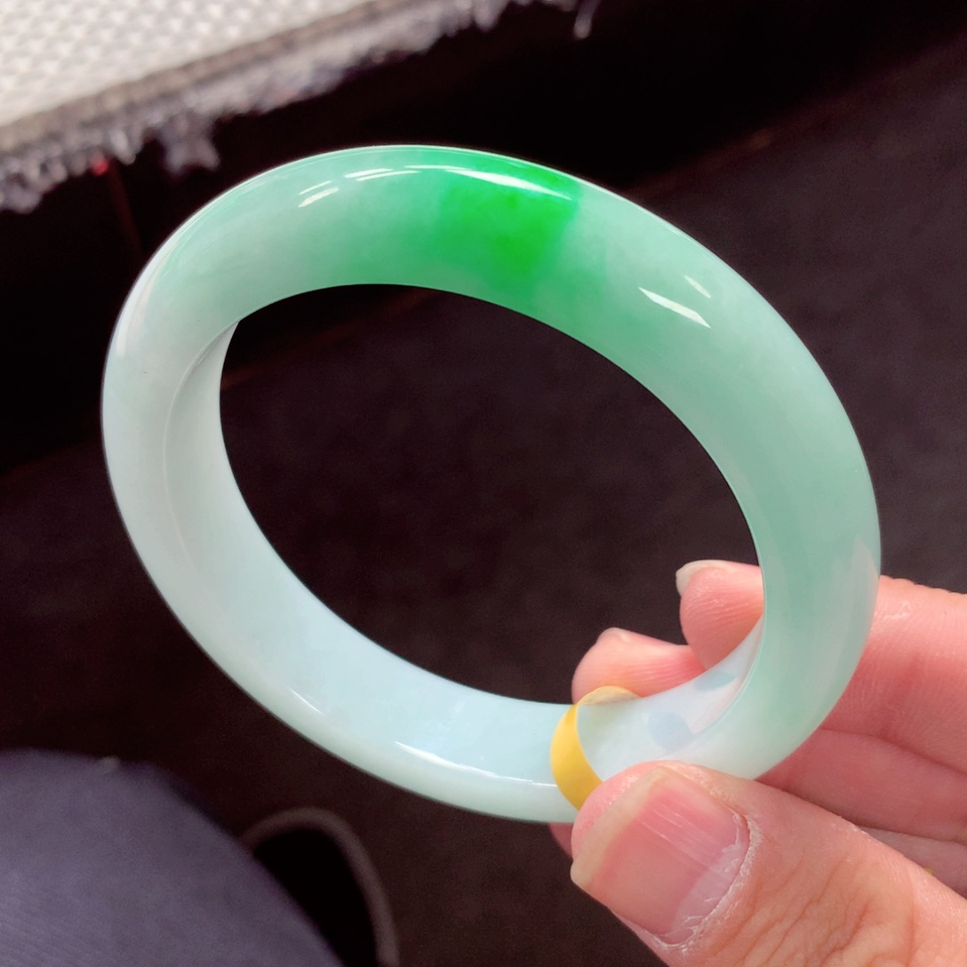 翡翠手镯未镶嵌缅甸