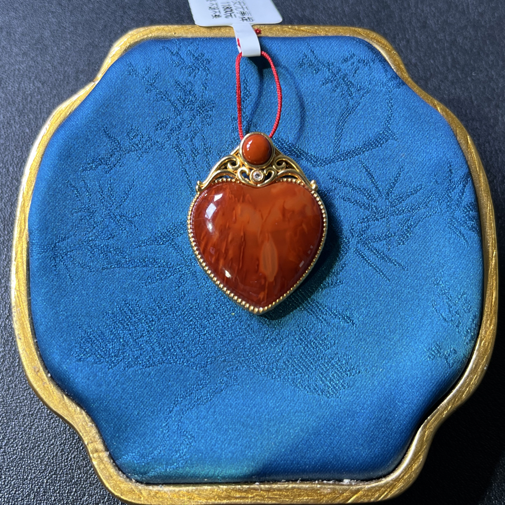 四川瓦西料火焰纹原矿南红18K金桃心吊坠