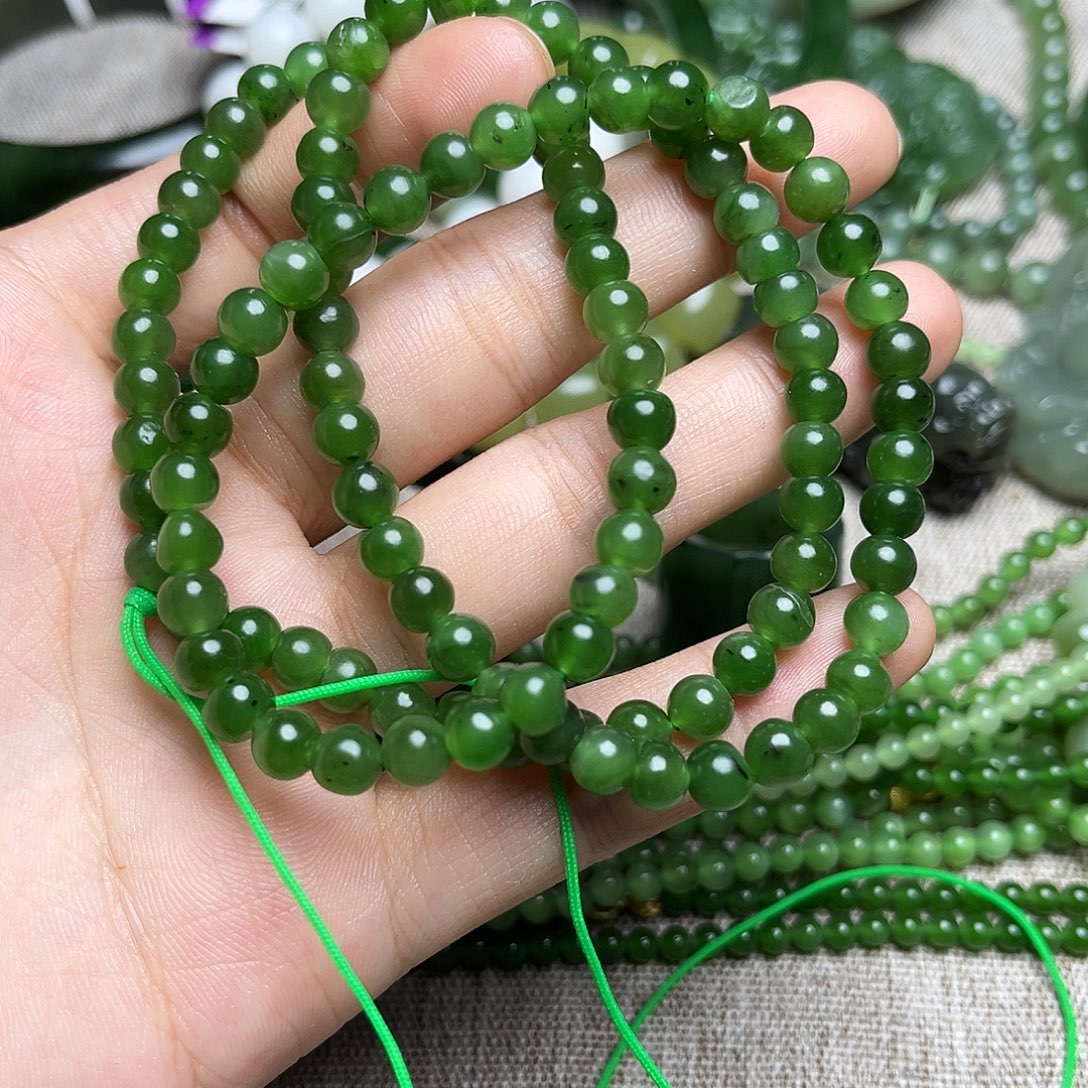 未镶嵌手串和田玉（碧玉）有纹包容。