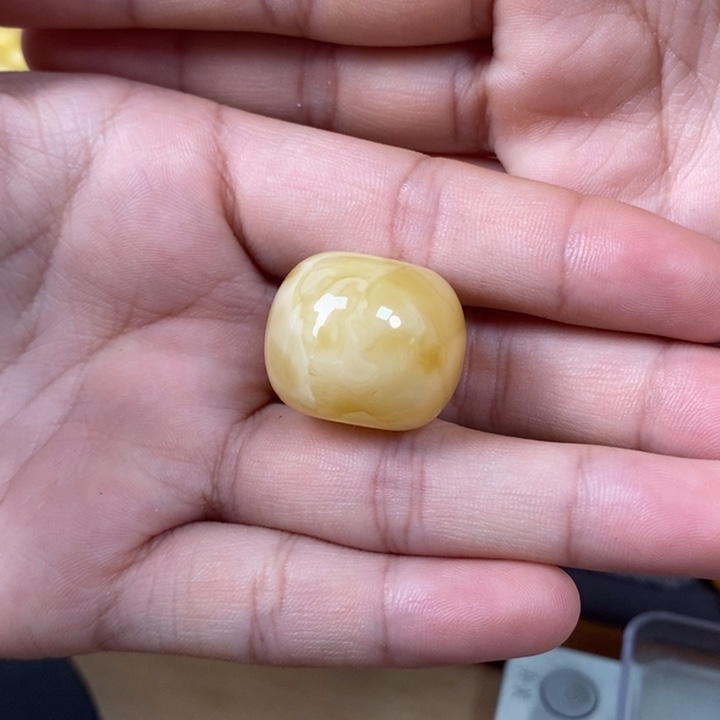 琥珀裸石未镶嵌墩子