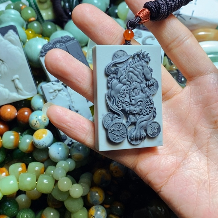 蛇纹石玉颈饰未镶嵌