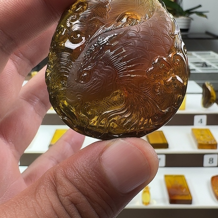 琥珀颈饰未镶嵌龙鱼