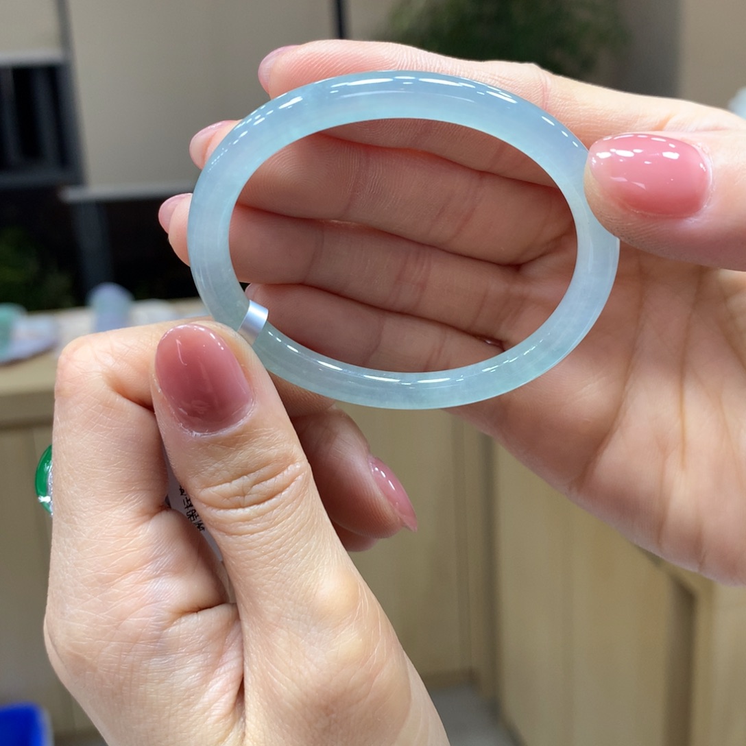 翡翠手镯未镶嵌不退不换