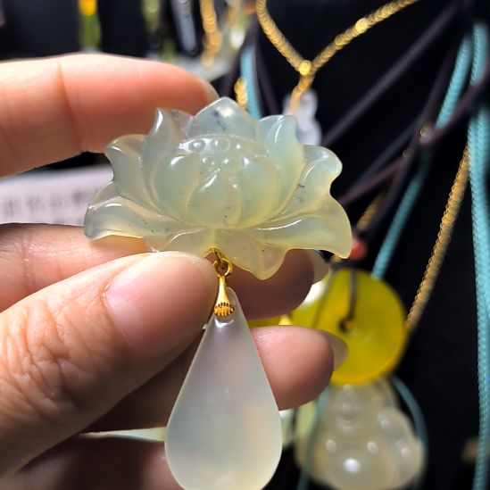 蛇纹石玉未镶嵌颈饰