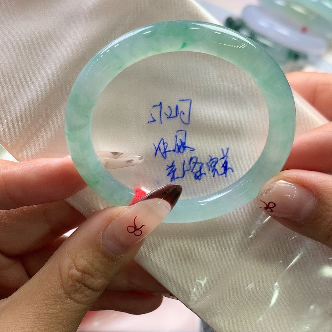 爱***喵翡翠未镶嵌手镯（圆镯）20号冰起光
