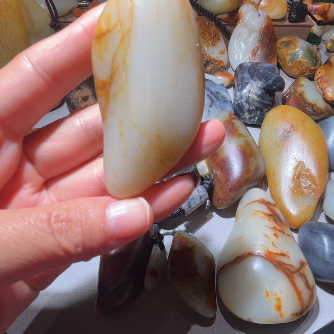 和田玉（糖玉）未镶嵌挂件和田玉81克