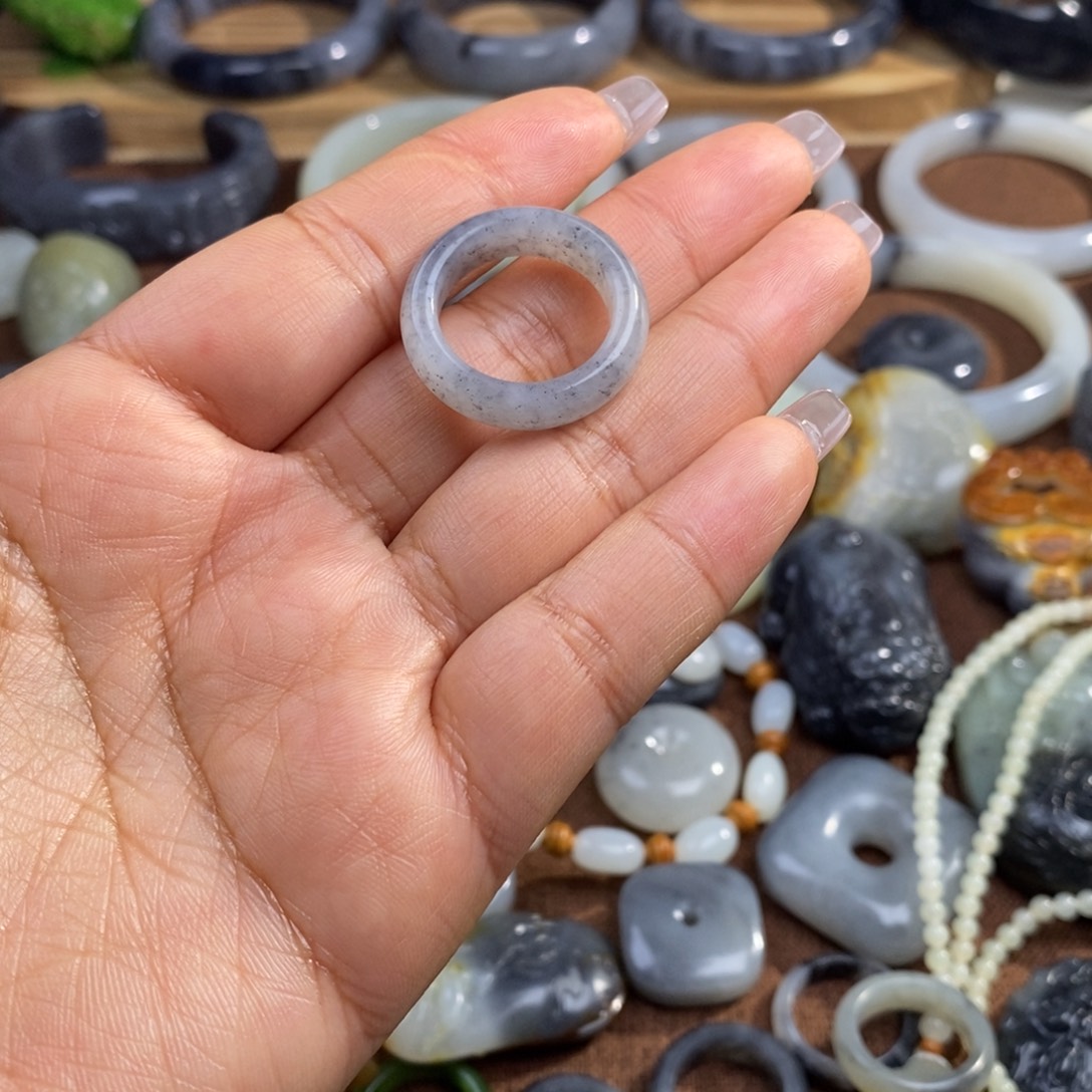 马***欣和田玉未镶嵌颈饰