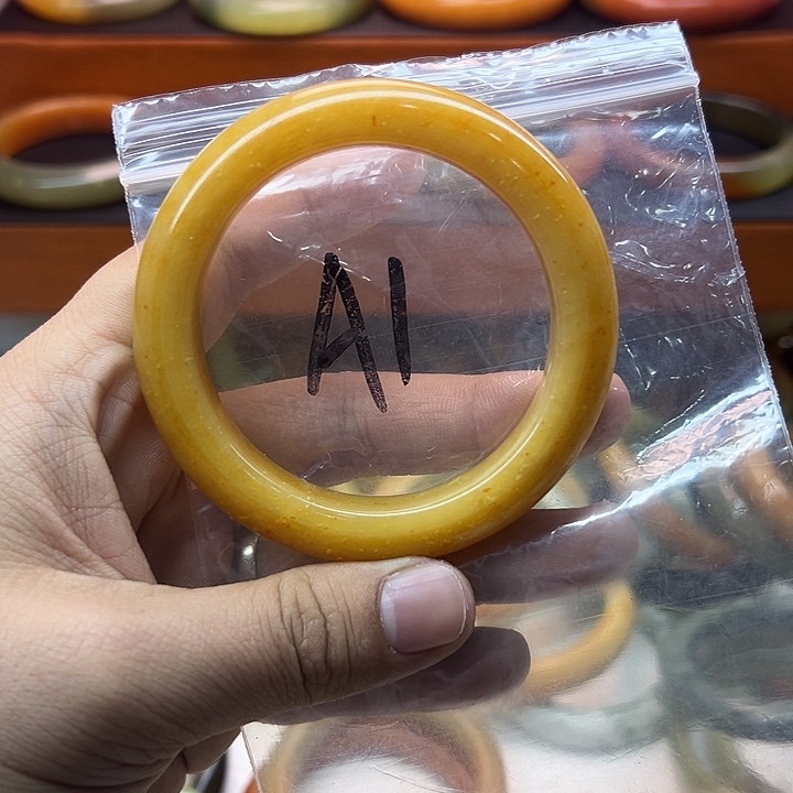 嫊***颜蛇纹石玉未镶嵌手镯