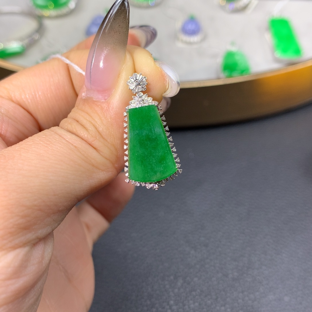 翡翠颈饰18K金镶嵌翡翠