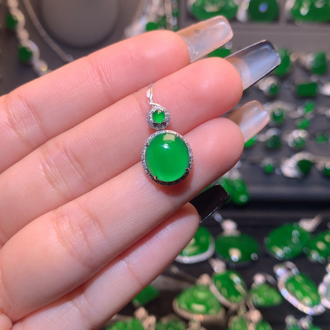 翡翠颈饰18K金镶嵌蛋面