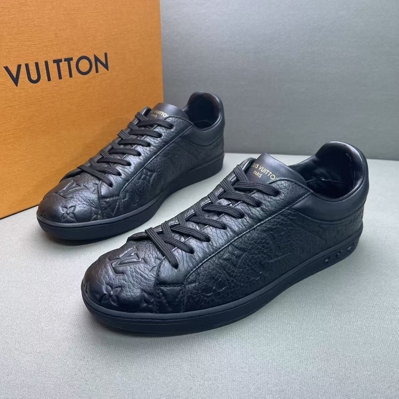 99新 LouisVuitton/路易威登 黑色皮面浮雕老花时尚百搭板鞋 39码
