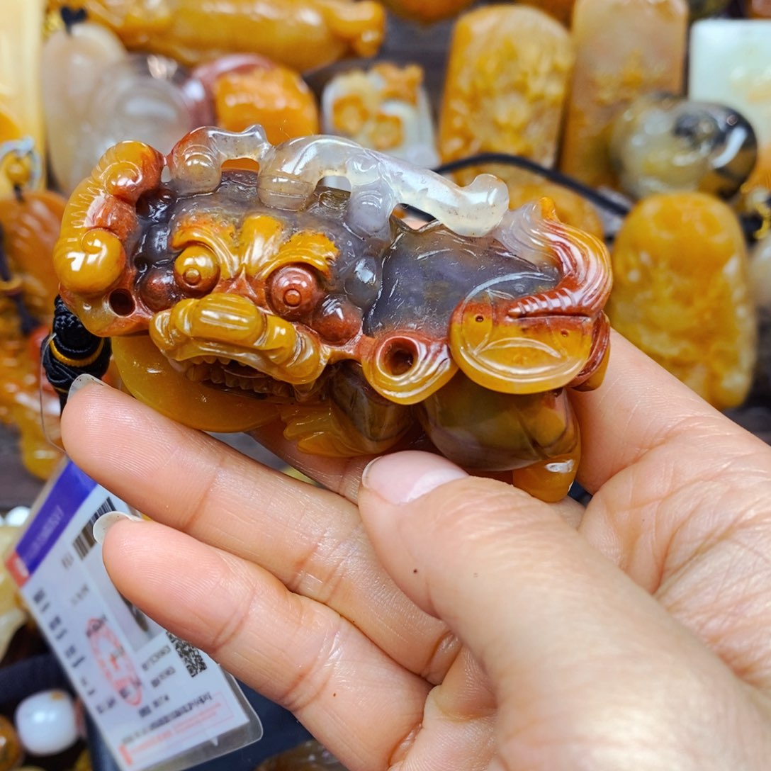 石英质玉（黄龙玉）颈饰未镶嵌