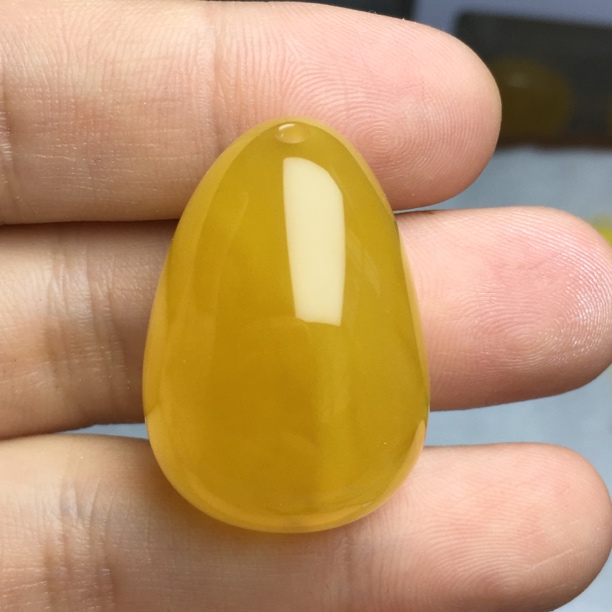 蜜蜡水滴形吊坠 约32.9×22.8×17.2mm原石手作天然原矿保真无优化