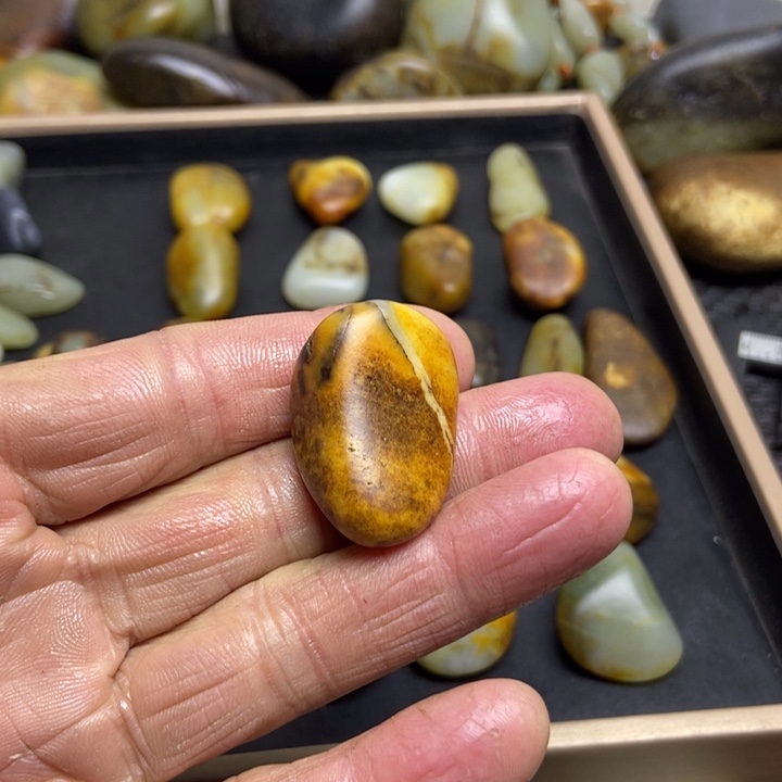 城***事和田玉（糖玉）未镶嵌珠宝奇石