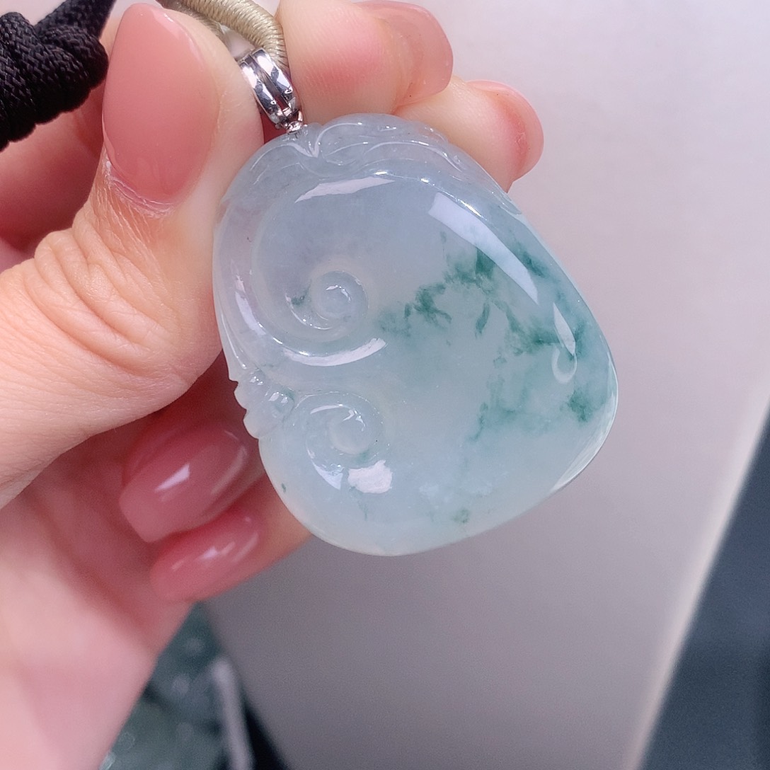 颈饰18K金镶嵌翡翠冰胶飘花大如意