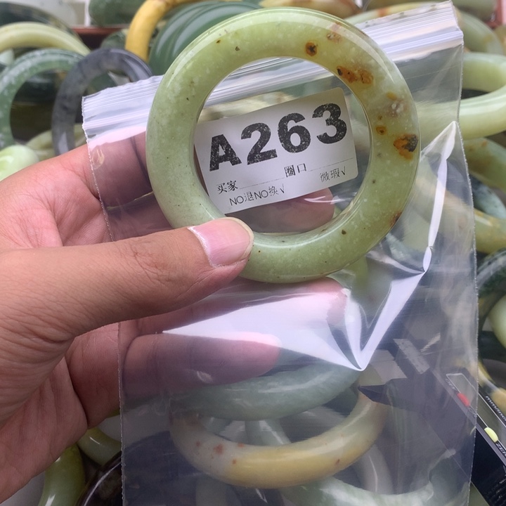 炫***天未镶嵌蛇纹石玉手镯