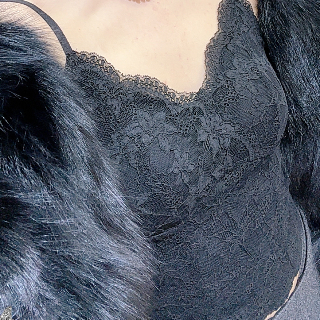 法式V领蕾丝吊带背心女带胸垫磨毛保暖内搭外穿显瘦设计打底衫