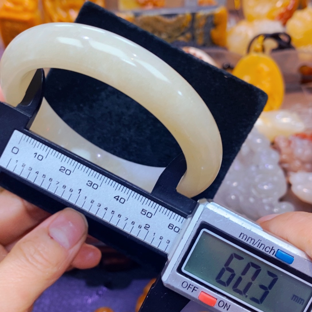 未镶嵌石英质玉（黄龙玉）颈饰