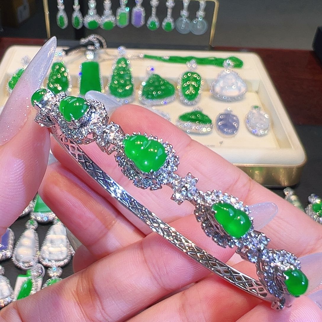 翡翠手镯18K金镶嵌翡翠