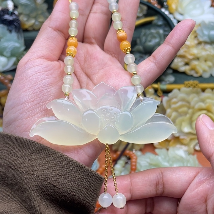 蛇纹石玉吊坠合金