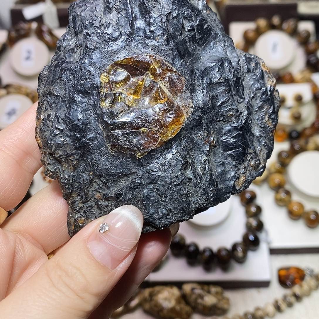 A***n琥珀未镶嵌裸石煤精