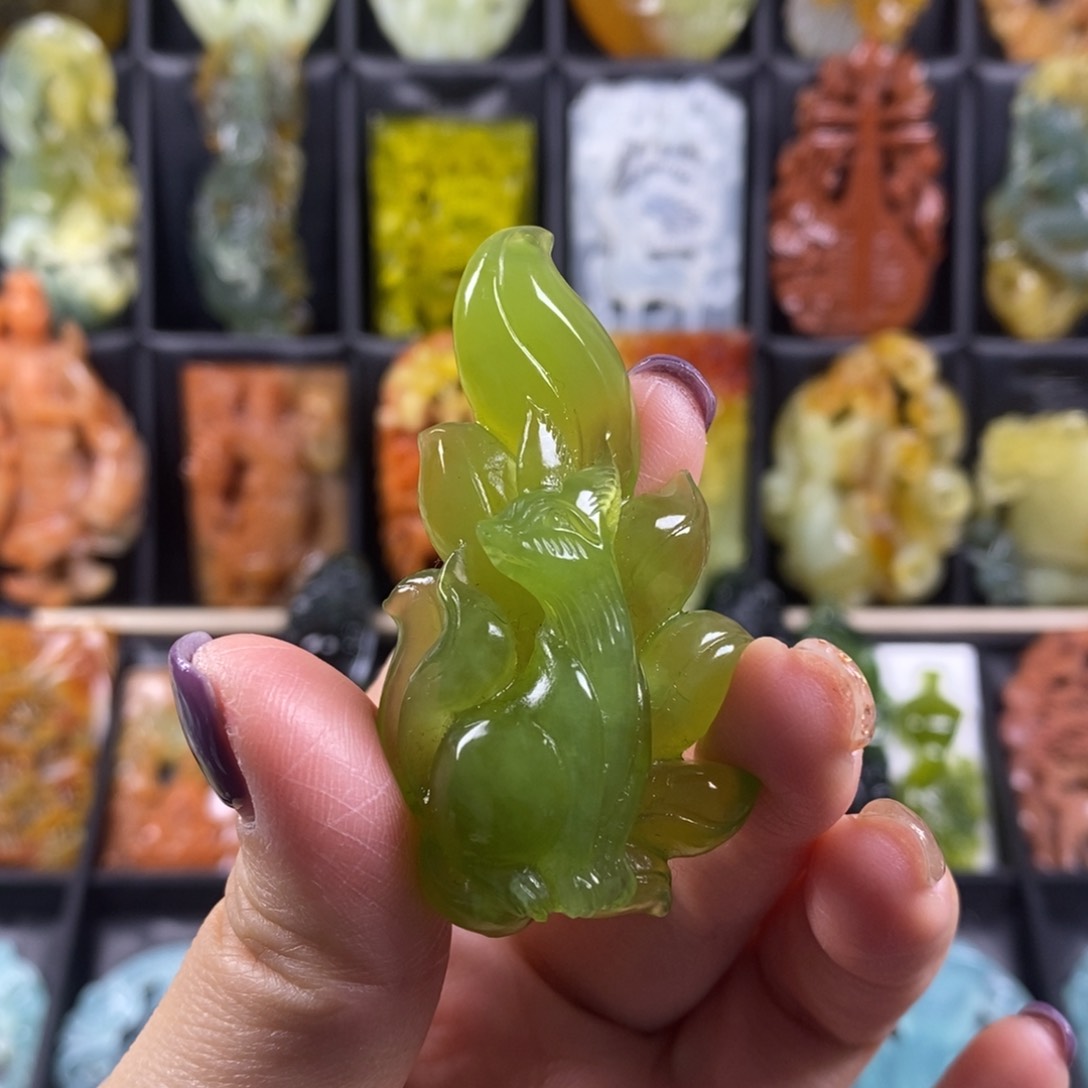 蛇纹石玉颈饰合金