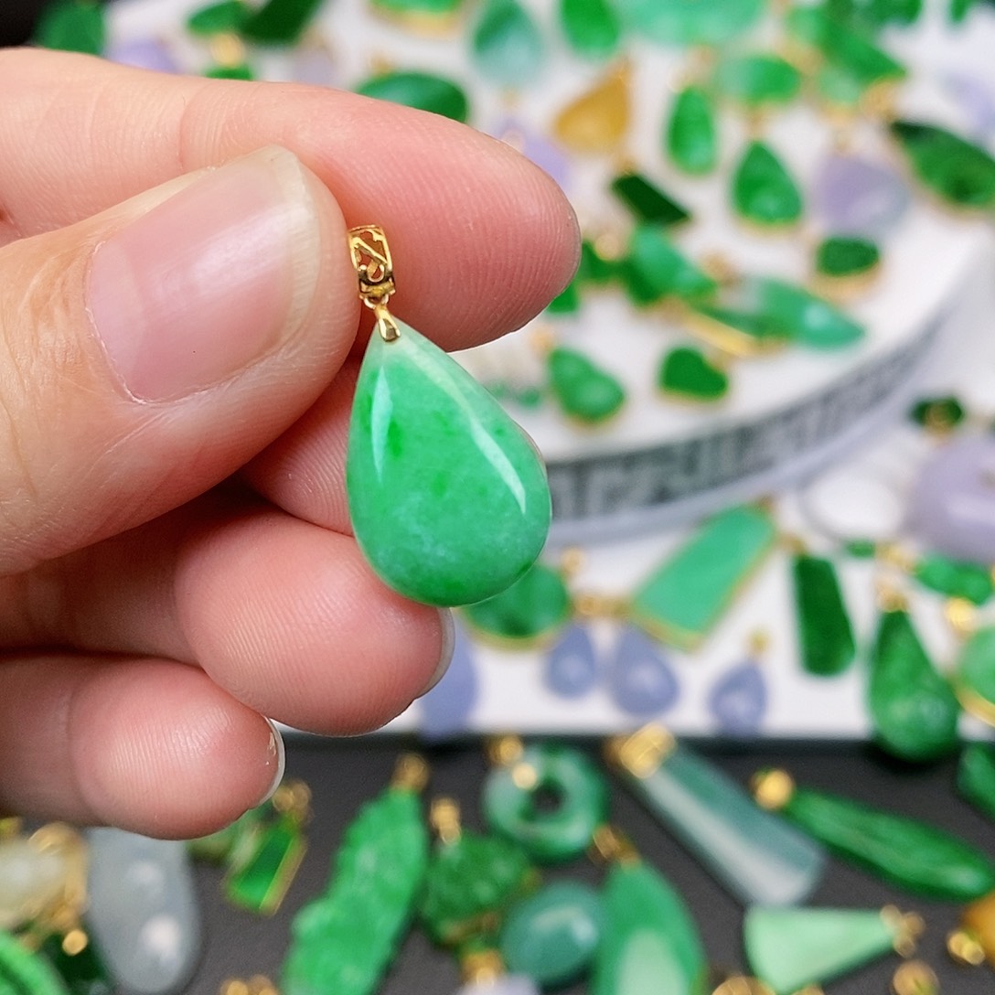 翡翠吊坠(不含链)18K金镶嵌