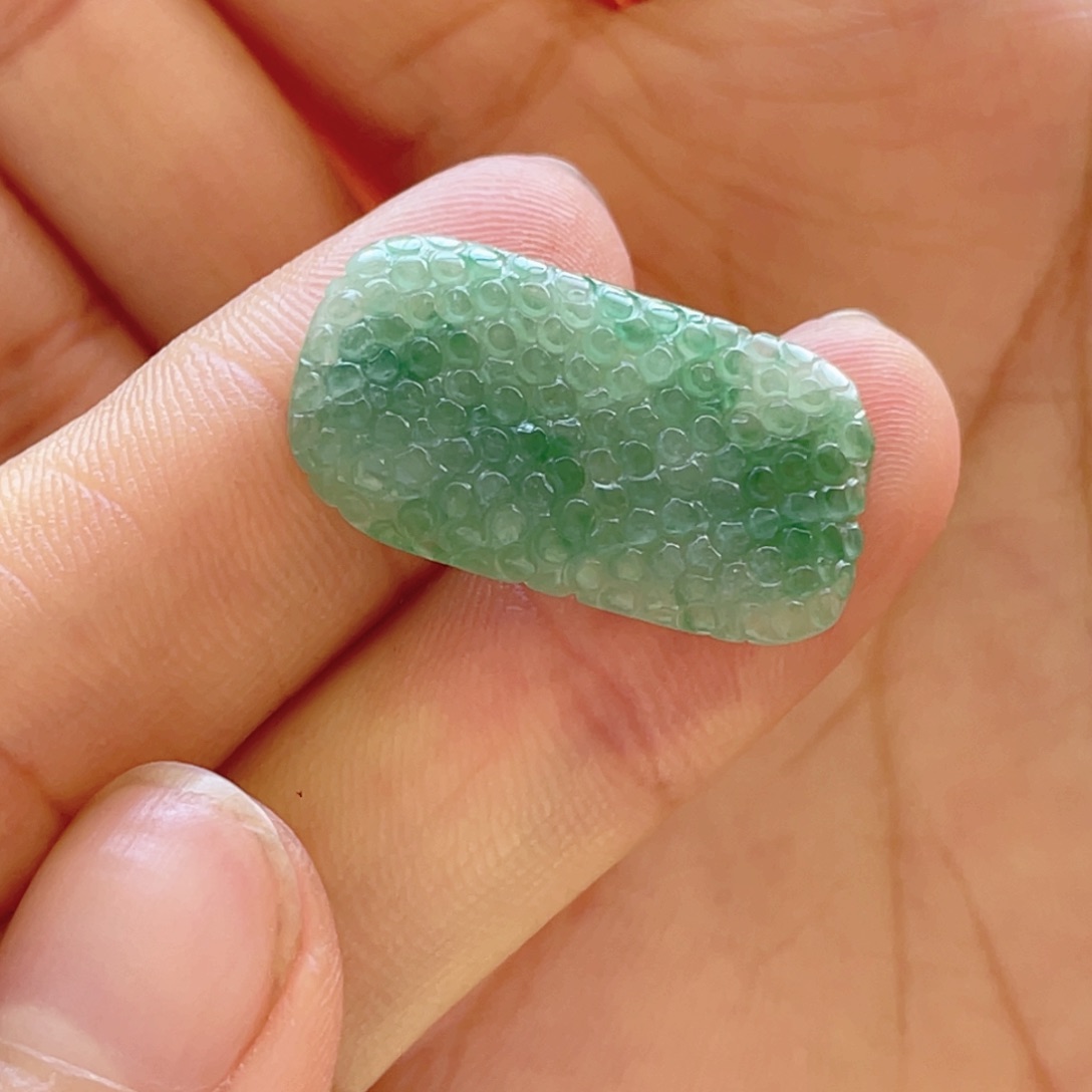 翡翠颈饰未镶嵌有避雕