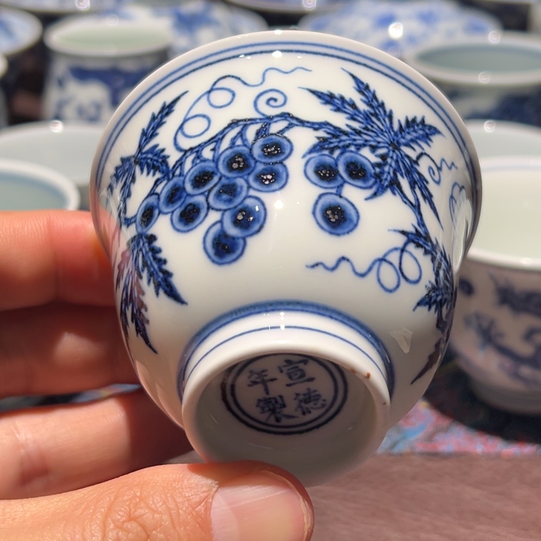 杯青花葡萄纹铃铛杯口径约7.5厘米