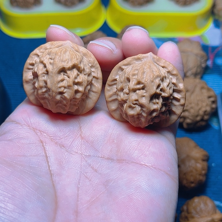 文玩核桃吊坠瓷娃娃