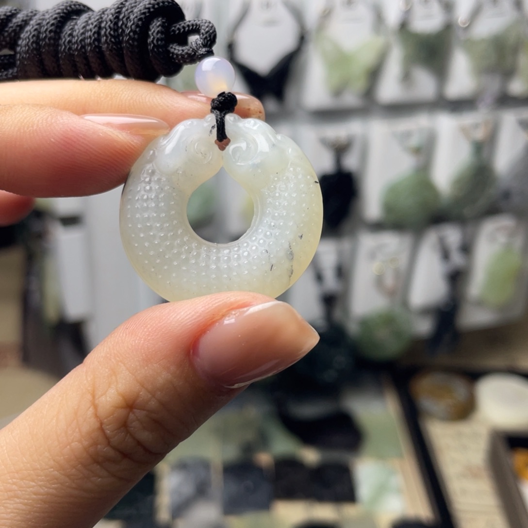 岫玉颈饰未镶嵌龙