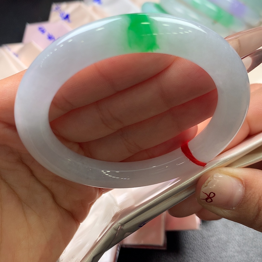 翡翠未镶嵌手镯（圆镯）4号白底一抹翠