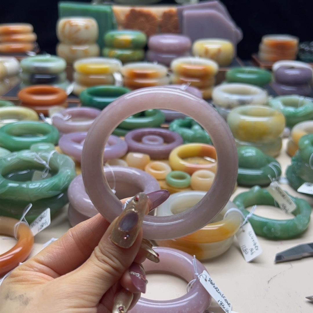 石英质玉手镯未镶嵌徐****?