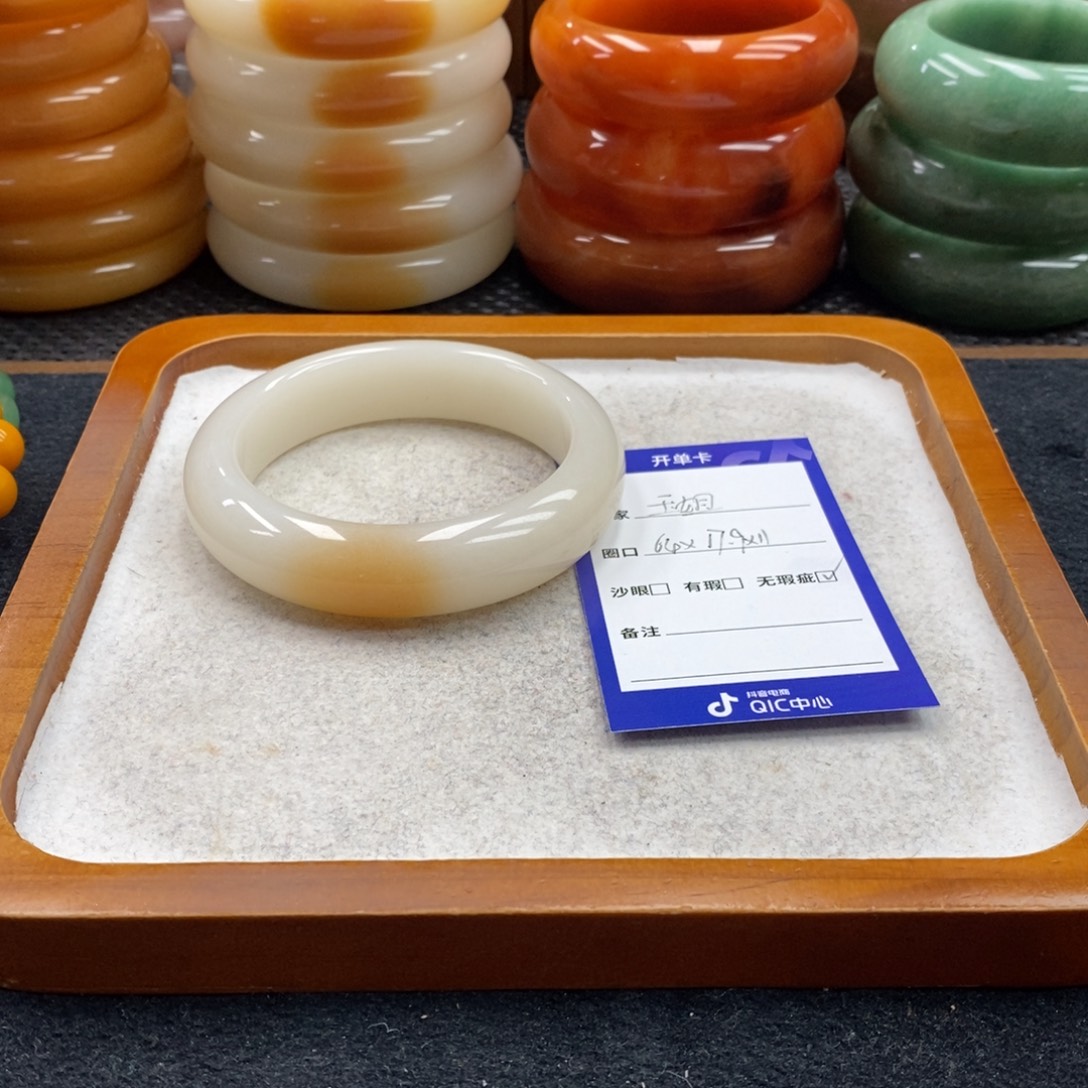 玉***姐石英岩玉未镶嵌手镯（圆镯）