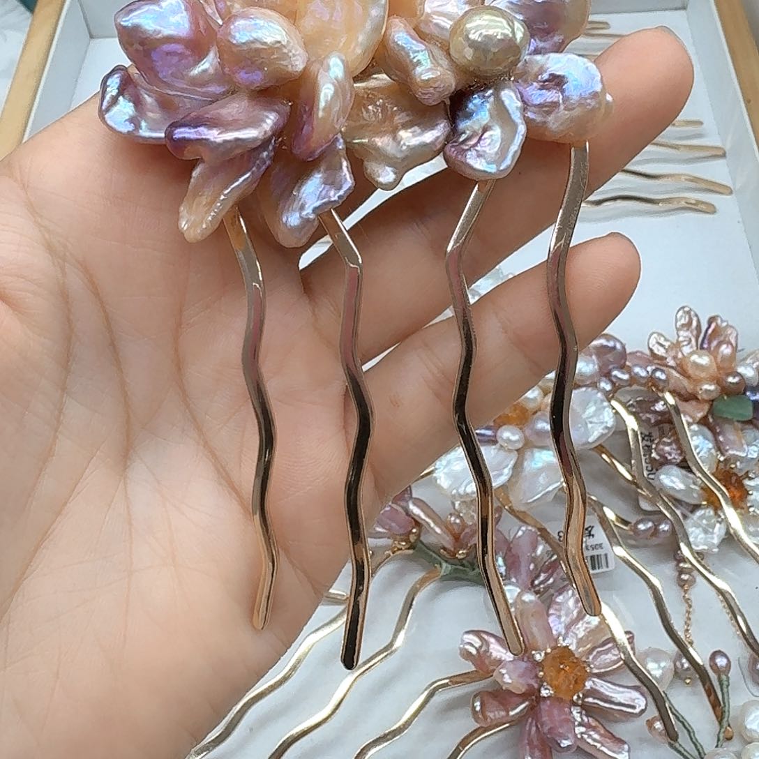 静***花未镶嵌淡水珍珠胸饰