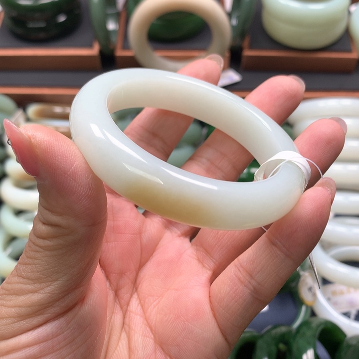 【闪购商品】未镶嵌手镯和田玉18
