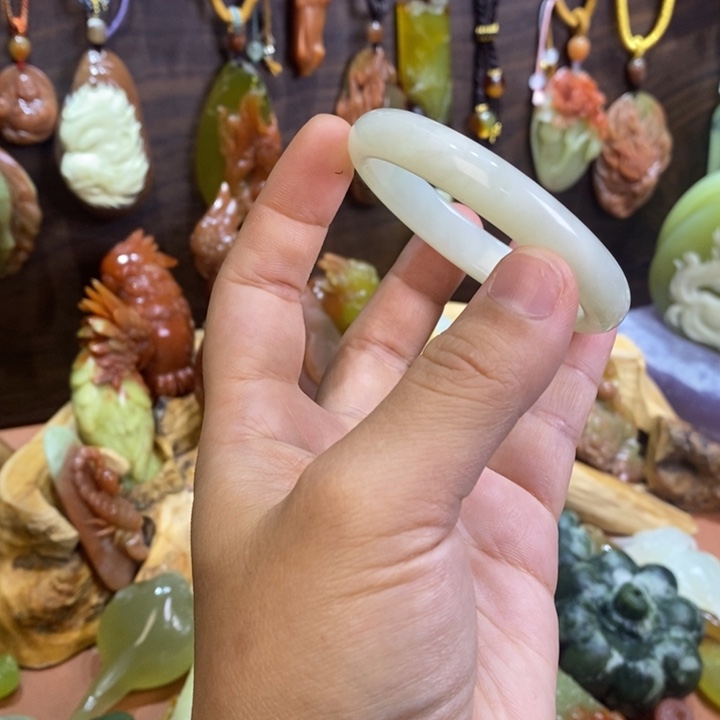 蛇纹石玉未镶嵌颈饰
