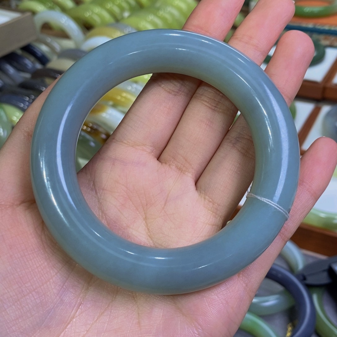 和田玉手镯未镶嵌朝**欢且末奶蓝大胖圆59