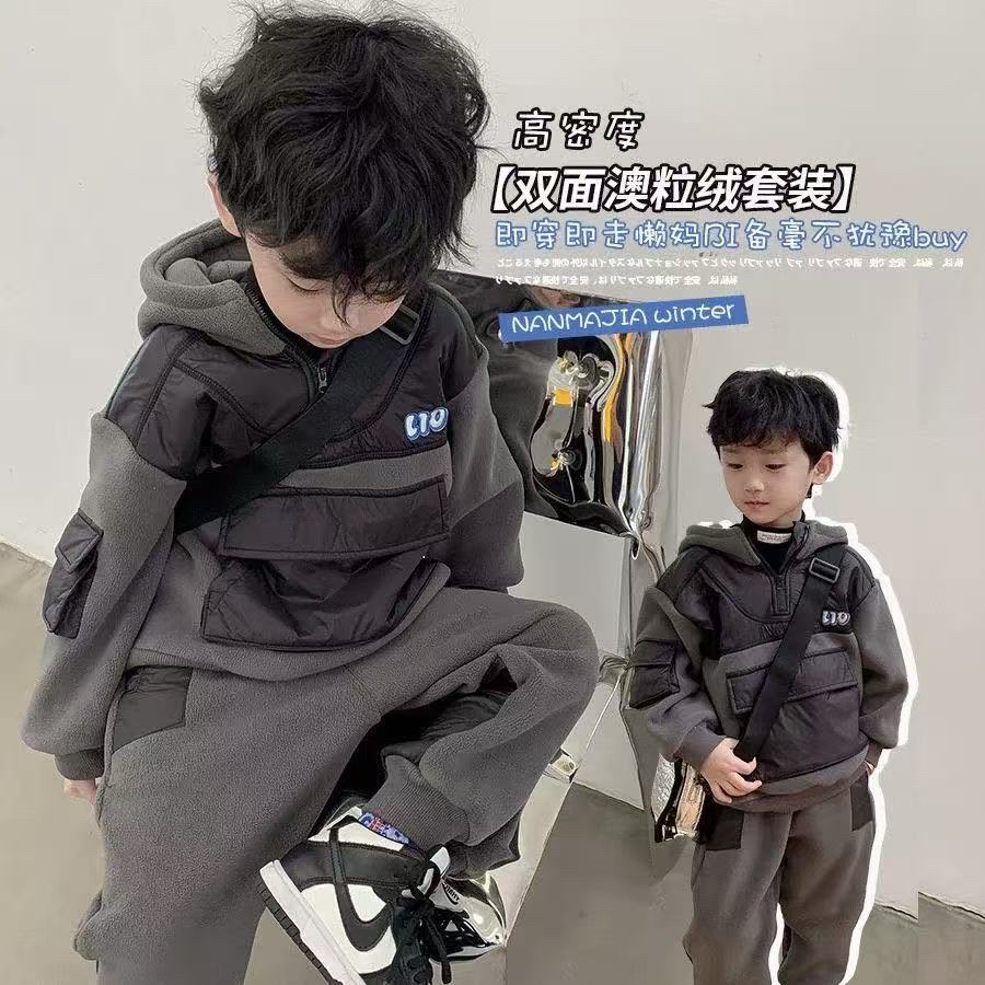 1296。  男童双面奥利绒大口袋套装