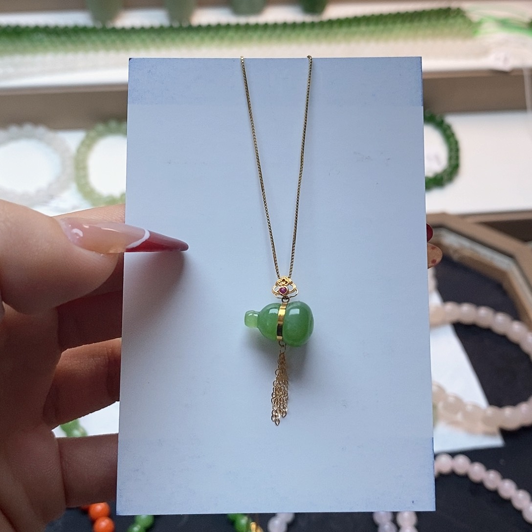 和田玉颈饰18K金镶嵌苹果绿葫芦吊坠