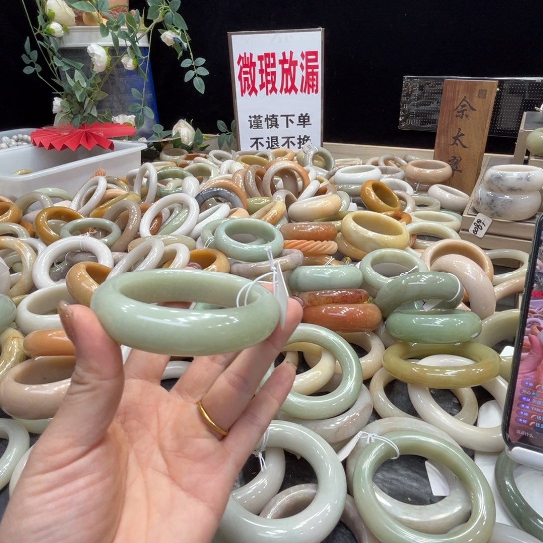 石英质玉手镯（圆镯）未镶嵌?**多