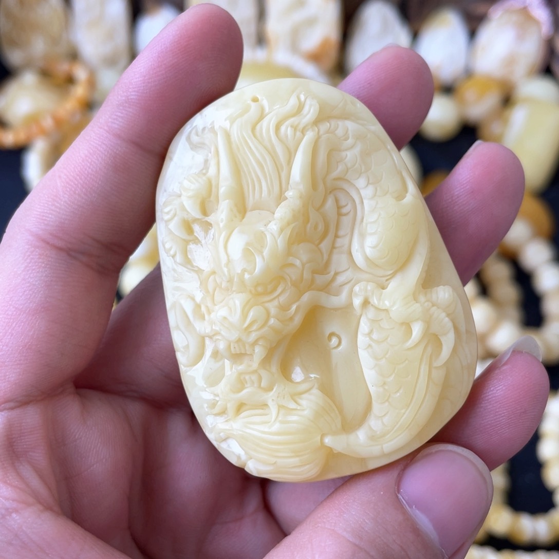 琥珀裸石未镶嵌俄料浓蜡精雕龙牌