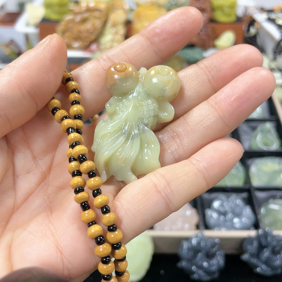 蛇纹石玉颈饰未镶嵌