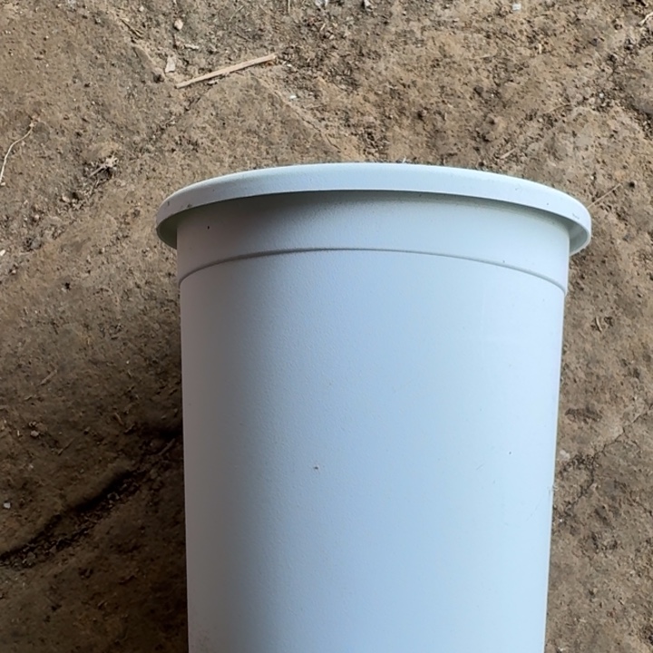 小灰白圆盆2个，口径15公分左右无托盘，20包邮