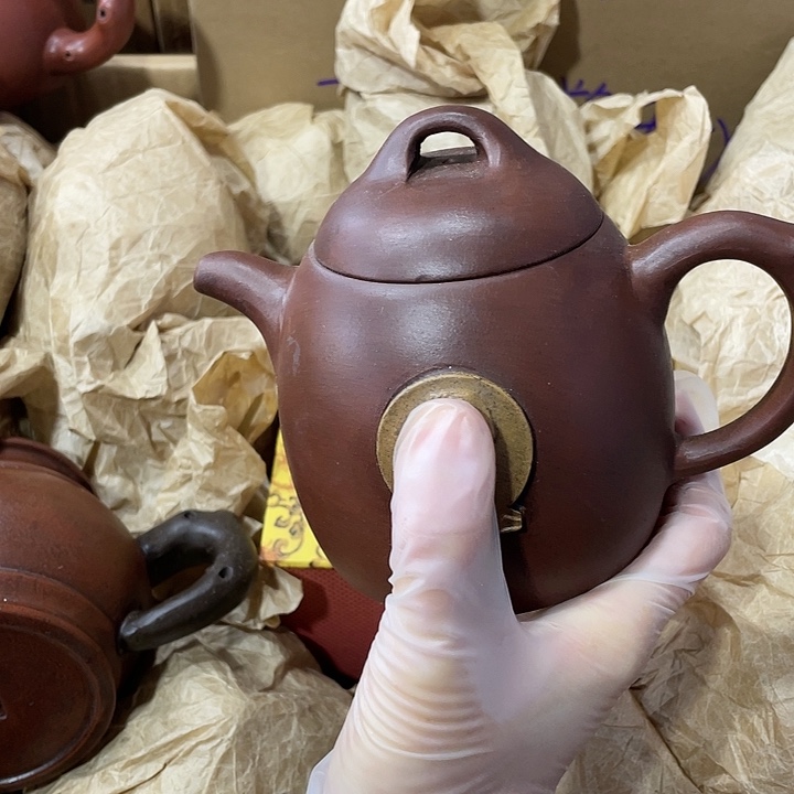 紫砂茶壶原矿泥料，手工制作一把紫砂壶。