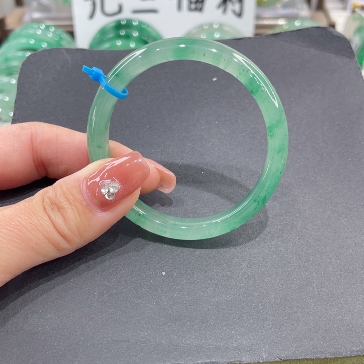 未镶嵌手镯石英质玉瓷**梦